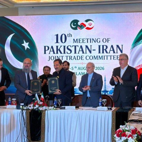 Iran, Pakistan Ink MOU to Strengthen Trade Ties
